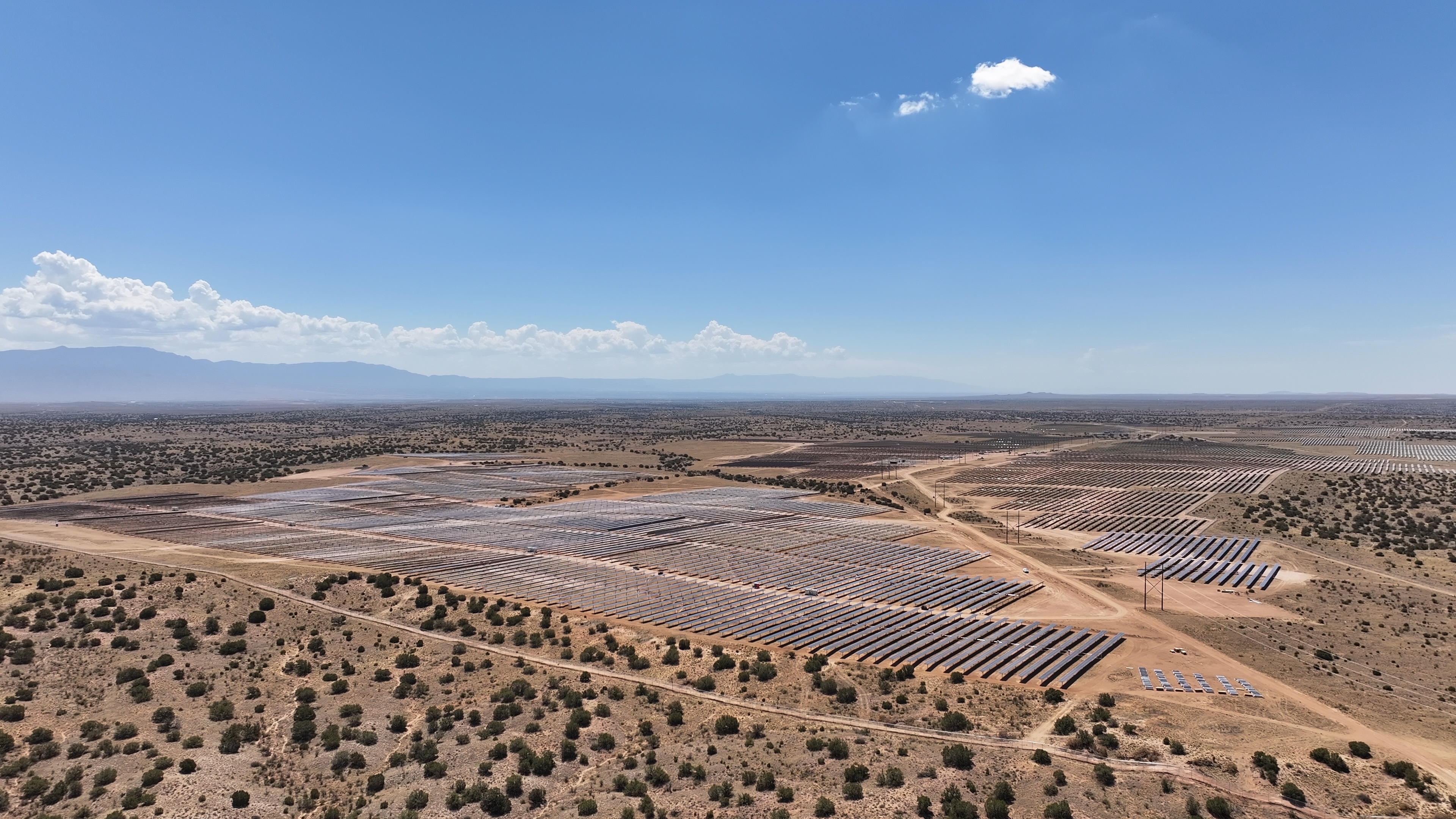 https://www.gridworks.com/uploads/images/2023-08.02_Gridworks_Encino_Array_Site_Asset-790001_.jpg